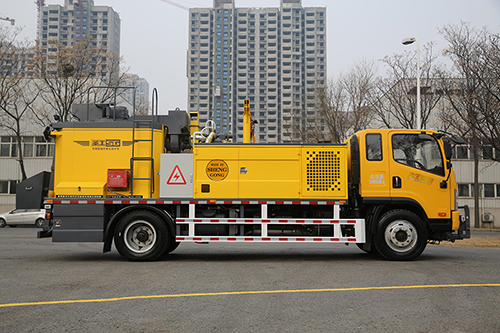 Road Repair Truck with Recycled Asphalt