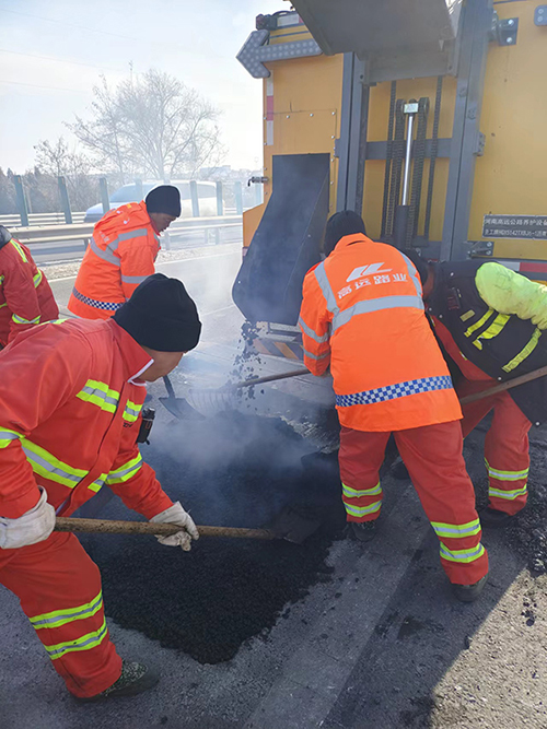 Road Repair Truck with Recycled Asphalt