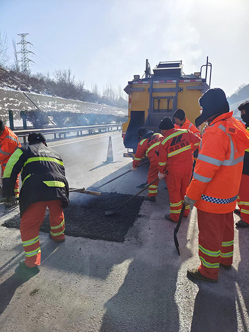 Road Repair Truck with Recycled Asphalt