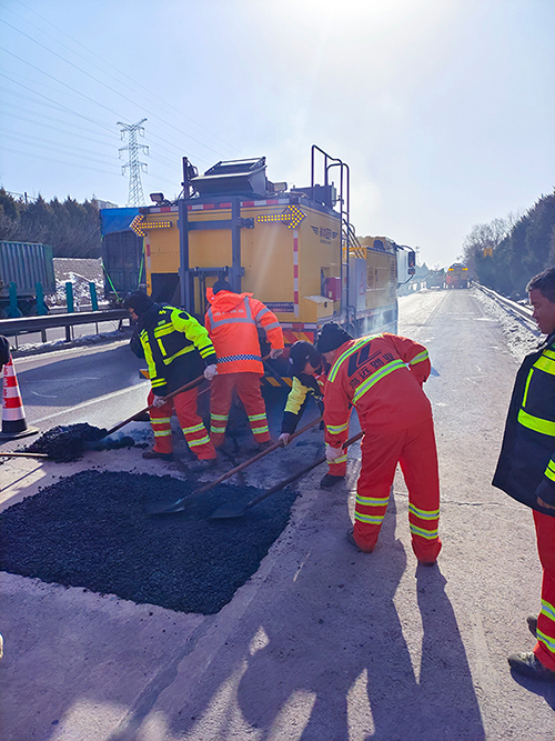 Road Repair Truck with Recycled Asphalt